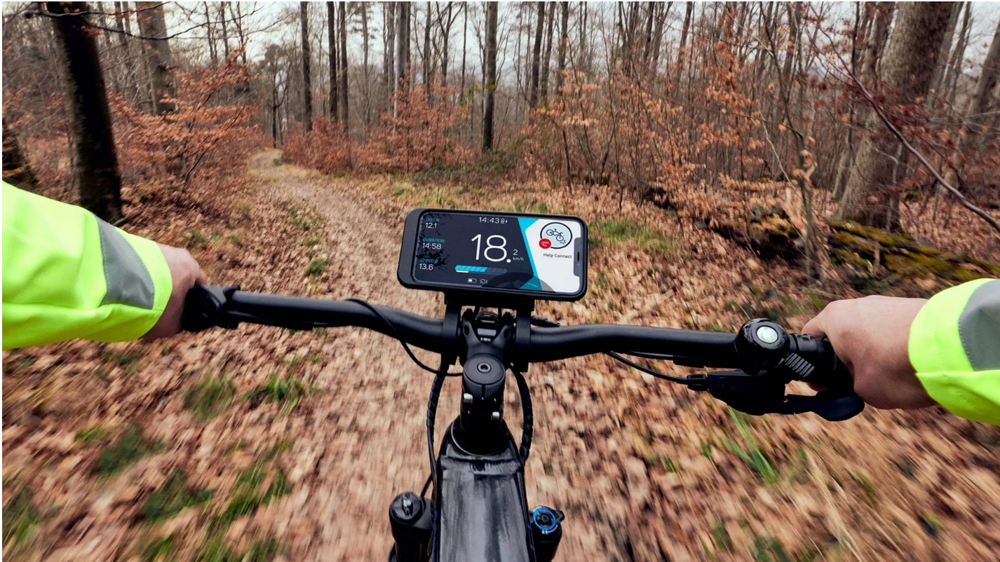 Together with the COBI.Bike app, the SmartphoneHub creates a fully connected control center. Mounted to the handlebars, it provides a clear overview of all key functions.